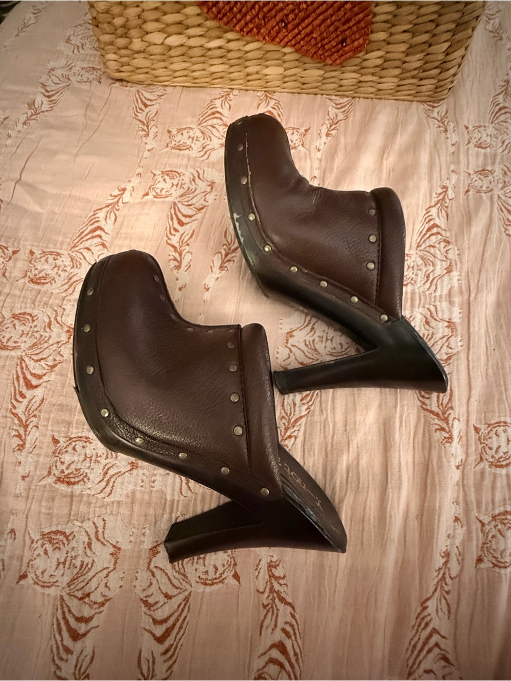 Vintage Y2K Women's Brown Studded Leather Mule Heels Clogs Boho Festival 2000s - Picture 7 of 9